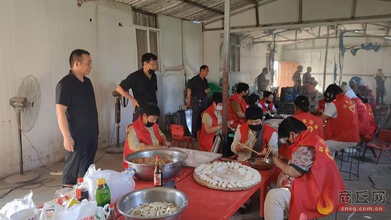 支部领办“大食堂” 一餐热饭暖民心