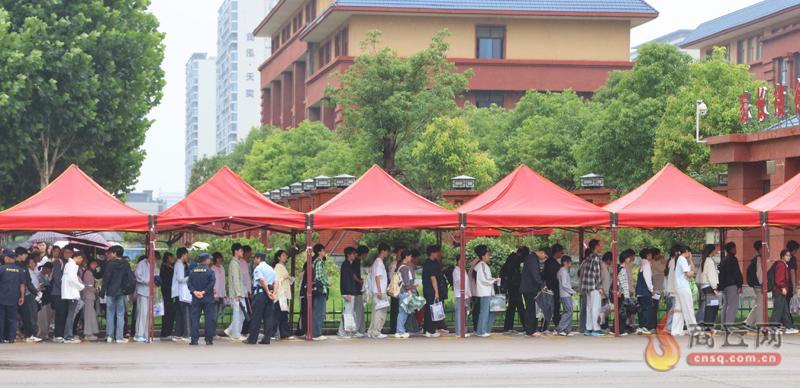 【商丘】中考首日细雨中开考，多部门联动为学子护航