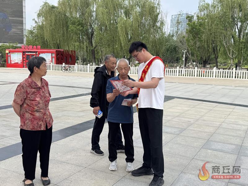 交通银行商丘分行街头摆摊讲防骗，守护群众“钱袋子”