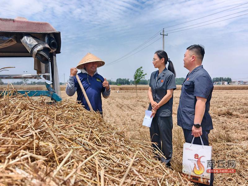 宁陵法院干警走进麦田：把普法服务送到夏收第一线