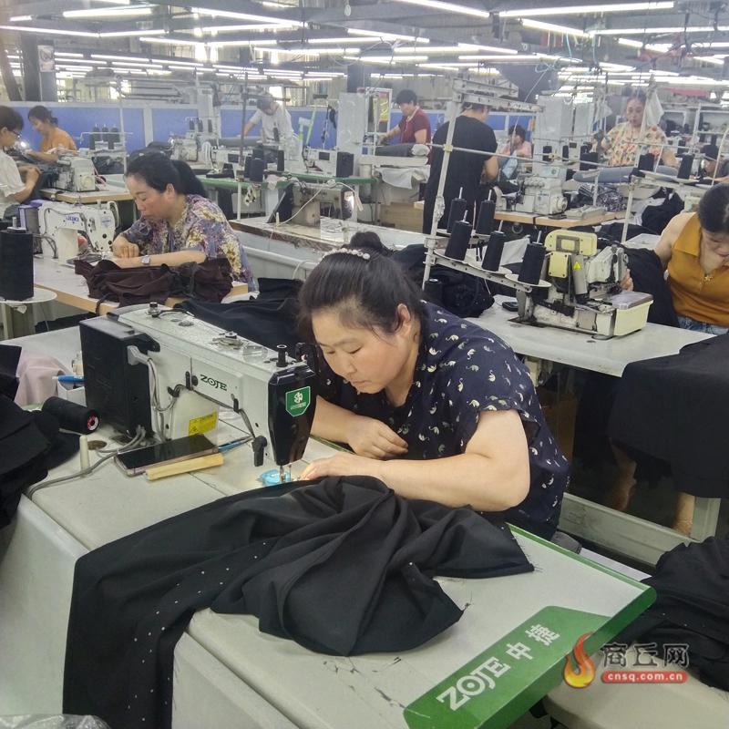 【柘城】留守妇女变身产业工人，百灵服饰日产女裤远销日加
