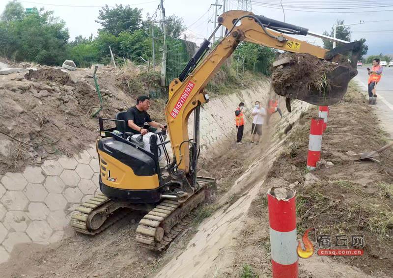 进入主汛期！商丘睢阳区公路部门清淤疏堵全力保畅通