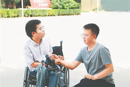 商丘籍医生李创业新疆宣讲 300余名西部志愿者现场聆听
