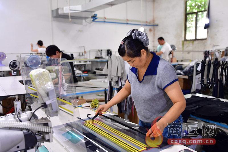 夏邑“微工厂”开进村：25家服装企业带动近2000人就业