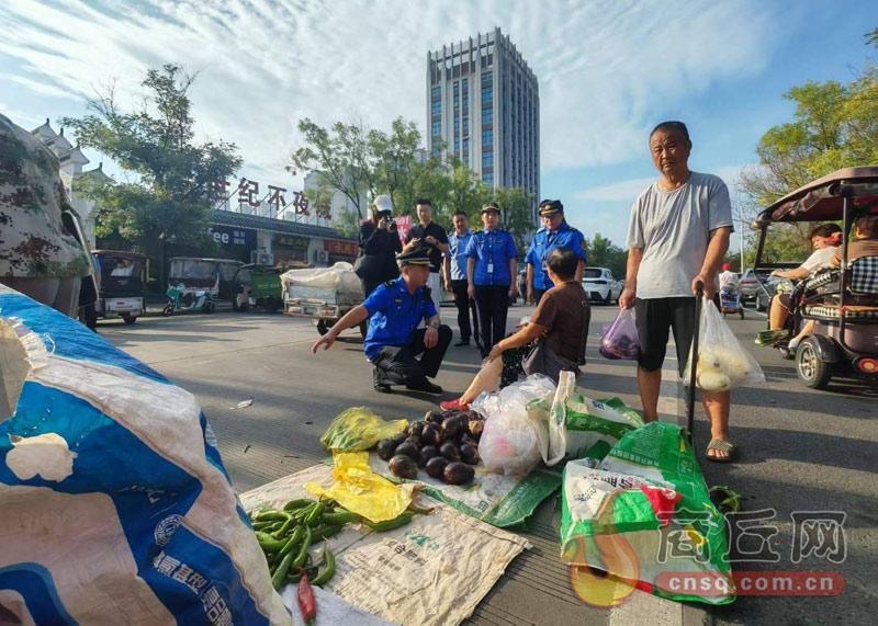 金世纪广场周边“疏堵结合”整治 流动菜农有了新去处