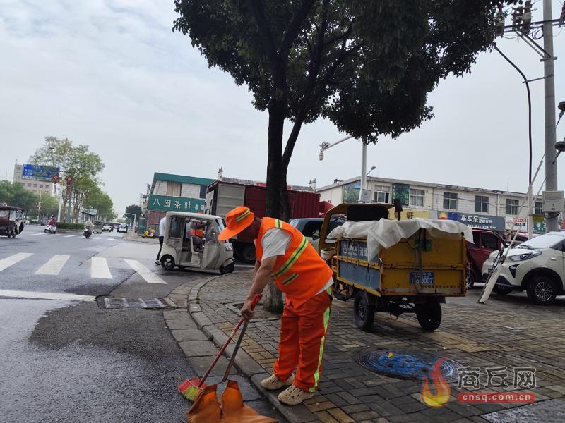 从“一把扫帚扫到底”到机械化作业 商丘环卫工12年见证城市之变