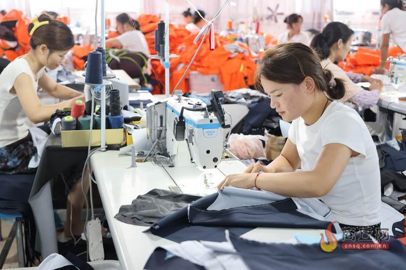 年产超百万件 睢阳区这家企业户外服饰订单赶制忙