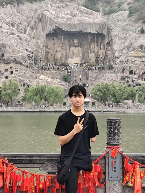 独臂单腿少年逆袭成才 商丘小伙郑建飞单腿登顶老君山