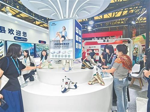 睢县20余家鞋企亮相上海国际皮革展 全国每10双运动鞋3双出自睢县