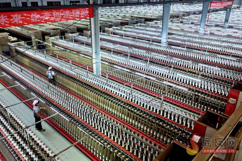 夏邑纺织车间20人管165台机器 全球第二大帽类基地用上AGV小车